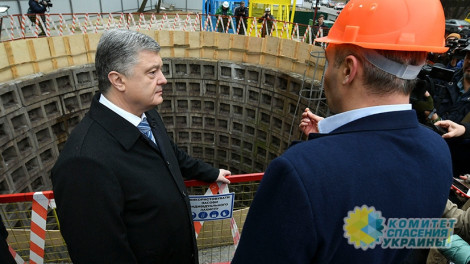 Азаров напомнил Порошенко, что метро строилось даже во время войны