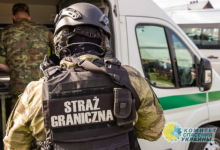 Вывели в наручниках