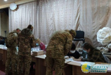 В село под Мариуполем привезли для голосования военных
