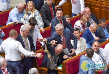 Азаров: Вышиванка превратилась в символ воровства и бескультурья