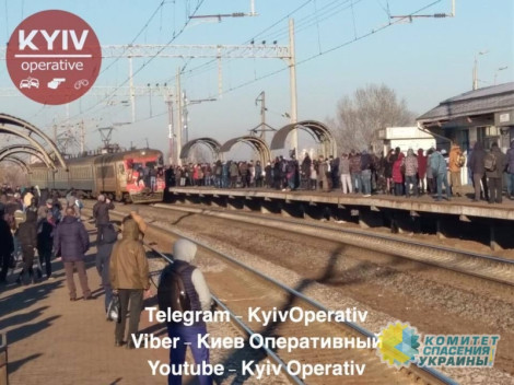 В Киеве очередной коллапс с городской электричкой: люди цеплялись где могли