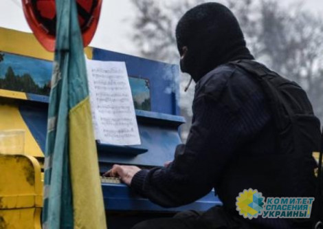 Пианист майдана просит денег у публики на лечение