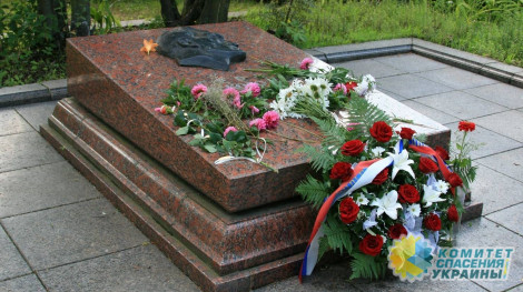 Во Львове осквернили могилу разведчика Николая Кузнецова