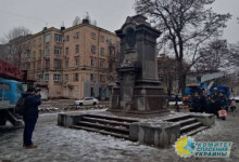 В Днепропетровске снесли памятники Пушкину