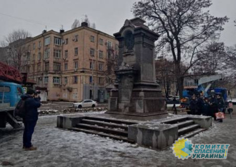 В Днепропетровске снесли памятники Пушкину