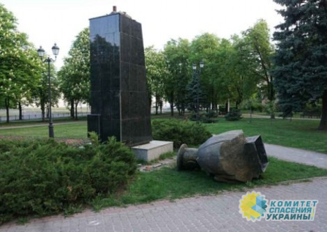 Националисты в Харькове разрушили памятник Жукову