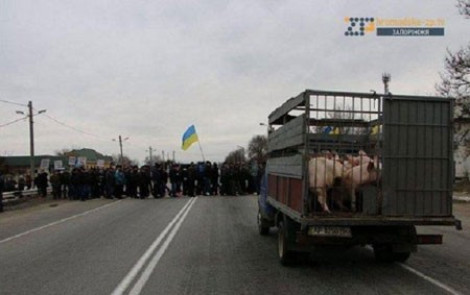 Фермеры перекрыли трассу под Харьковом, протестуя против повышения налогов