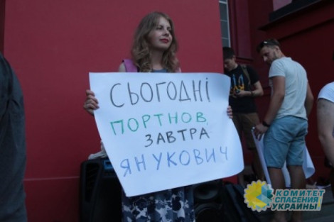 Студенты киевского университета заставили ректора уволить юриста Портнова и извиниться