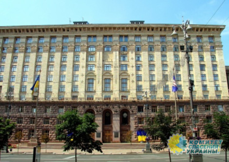 На Крещатике перед зданием КГГА подожгли шины