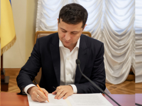 Зеленский подписал Стратегию с планами расправиться до 2025 года с «уничтожением Россией экономики Украины»