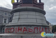 В Одессе «патриотка» надругалась над памятником Екатерине II