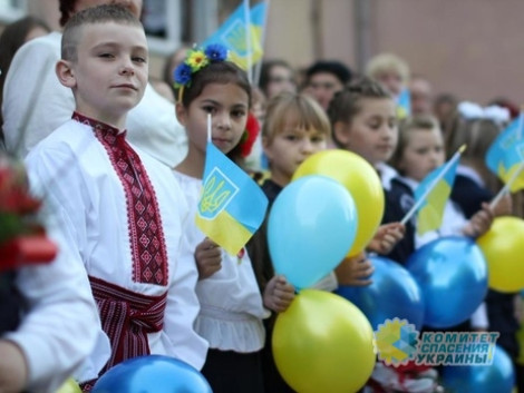 Азаров: новый закон об образовании в Украине рано или поздно отменят