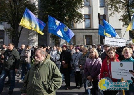 В Киеве проходит марш профсоюзов: люди требуют запретить продажу народного имущества