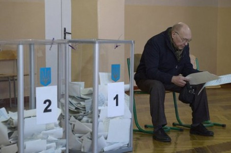 Украинские "придворные" политологи пытаются оправдать крайне низкую явку на выборах в органы местного самоуправления и нелегитимность власти в Украине