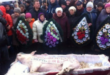 Митингующие принесли под Раду свинью в гробу