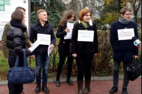 Зависимые общественники-активисты провели флэш-моб в городах Украины по поводу независимых политических партий