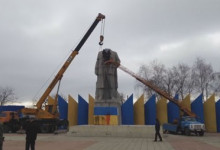 С центральной площади Лисичанска демонтирован памятник Ленину