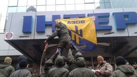 «Азов» блокирует офис телеканала «Интер»