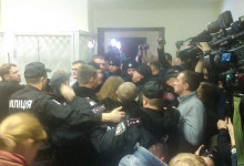 В Печерском районном суде Киева продолжается шоу: суд перенес заседание по делу Корбана, его сторонники устроили драку
