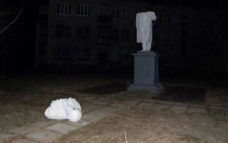 На Харьковщине «свободовцы» разрушили памятники Ленину и Кирову