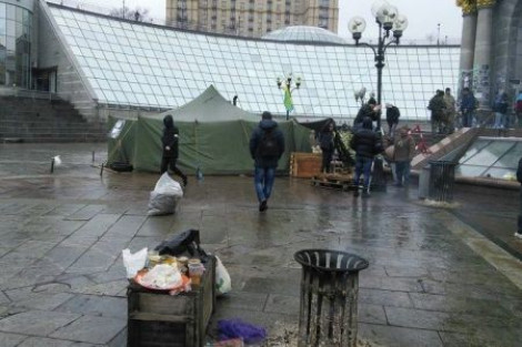 На Майдане начался демонтаж палаточного городка