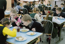 Кабмин отменил бесплатные обеды для школьников