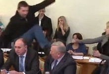Народный депутат Украины Парасюк попытался ударить ногой генерала СБУ на заседании парламентского комитетта