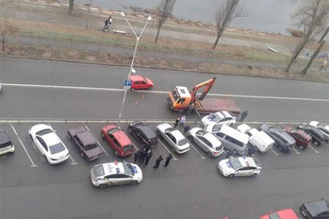 Заснувший за рулем полицейский повредил три автомобиля в Киеве