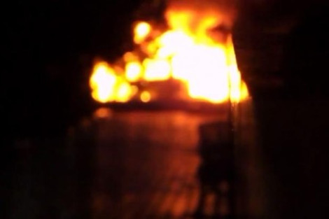 В городе Сватово Луганской области в украинской части загорелись склады с боеприпасами, слышны взрывы