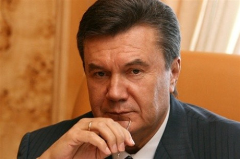 Суд в Киеве арестовал пенсионные счета Януковича и Азарова в Ощадбанке