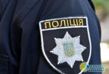 Под зданием Рады мужчина стоял с плакатом «заминировано»