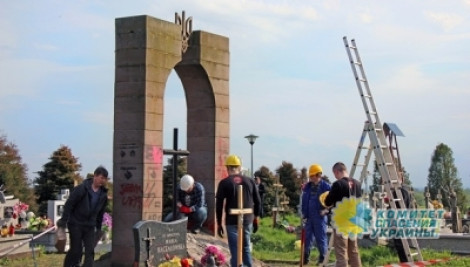 В Польше официально разобрали памятник головорезам из УПА