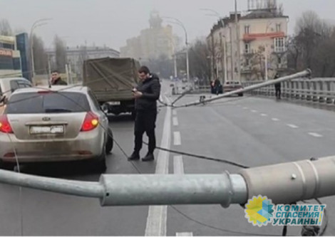 На обновлённом Шулявском мосту в Киеве рухнули столбы освещения