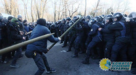Земельный майдан: под Радой произошли столкновения Нацкорпуса с полицией