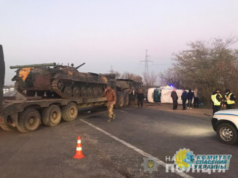 В Одесской области военный тягач столкнулся с микроавтобусом, есть пострадавшие