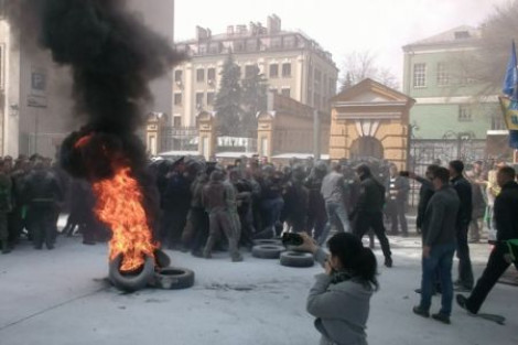 Под АП "активисты "Автомайдана" подожгли шины