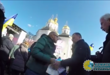 Журналисту в Чернигове охрана Порошенко разорвала плакат