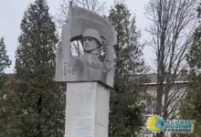 Под бурные аплодисменты нацистов на Львовщине снесли памятник Советскому солдату-освободителю