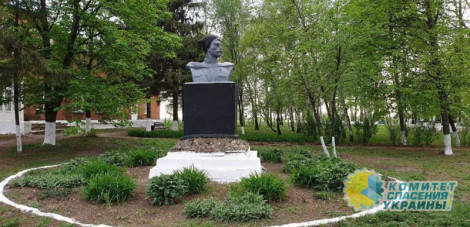 Жители Харьковщины сохранили памятник Чапаеву