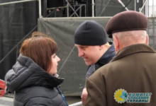 На митинге Порошенко задержали журналистку