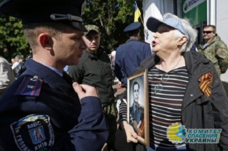 Полиция Киева обещает бороться с георгиевскими лентами и знаменами Победы 9 мая