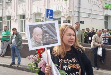 Бережную задержали в центре Киева за футболку в цветах георгиевской ленты