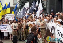 В Киеве националисты прорвали кордон полиции у Офиса президента
