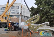 В Херсоне рухнул самый большой флагшток с тризубом