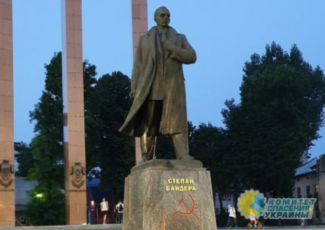 Во Львове памятник Бандере украсили серпом и молотом