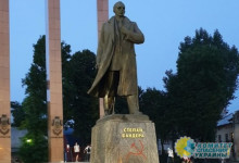 Во Львове памятник Бандере украсили серпом и молотом