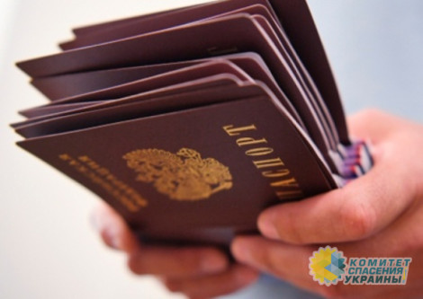 Киев грозит украинцам уголовной ответственностью за получение российского паспорта