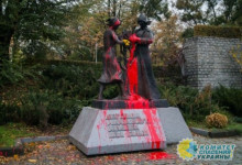 Днепровские радикалы залили красной краской памятник комсомольцам