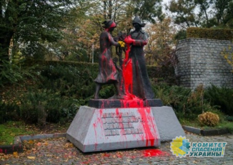 Днепровские радикалы залили красной краской памятник комсомольцам