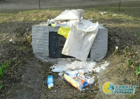 В Харькове памятник УПА забросали мусором